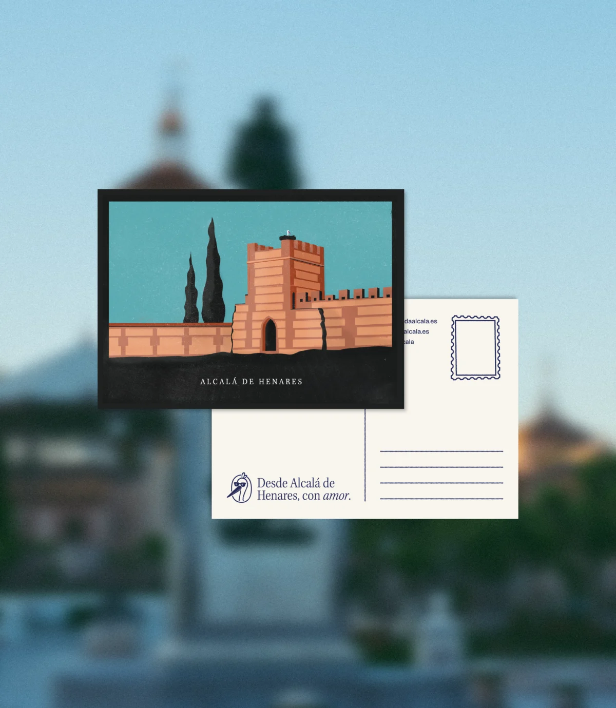 Postal ilustrada con la emblemática muralla de Alcalá de Henares sobre un vibrante fondo turquesa, perfecta para compartir tus mensajes: _____