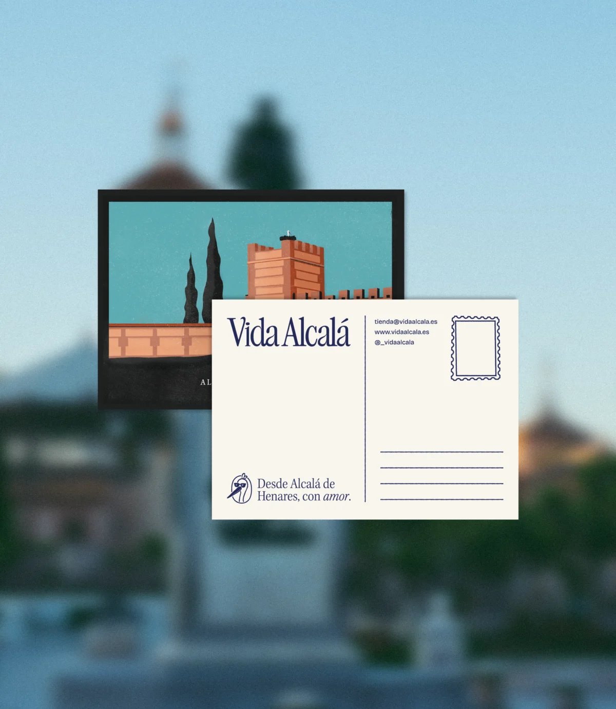 Postal ilustrada con la emblemática muralla de Alcalá de Henares sobre un vibrante fondo turquesa, perfecta para compartir tus mensajes: _____