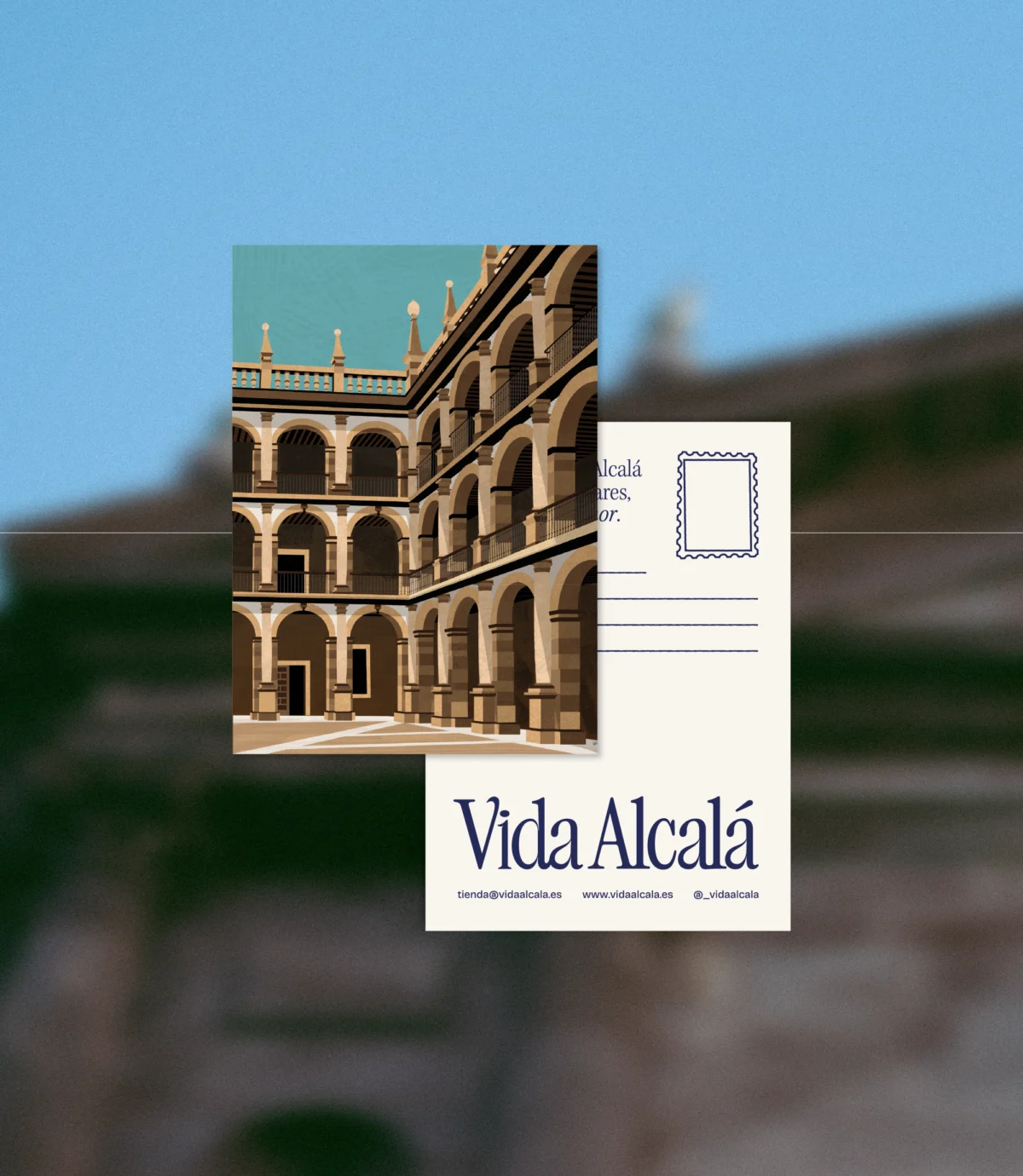 Captura la majestuosidad del patio renacentista de Alcalá con esta elegante postal. ____________