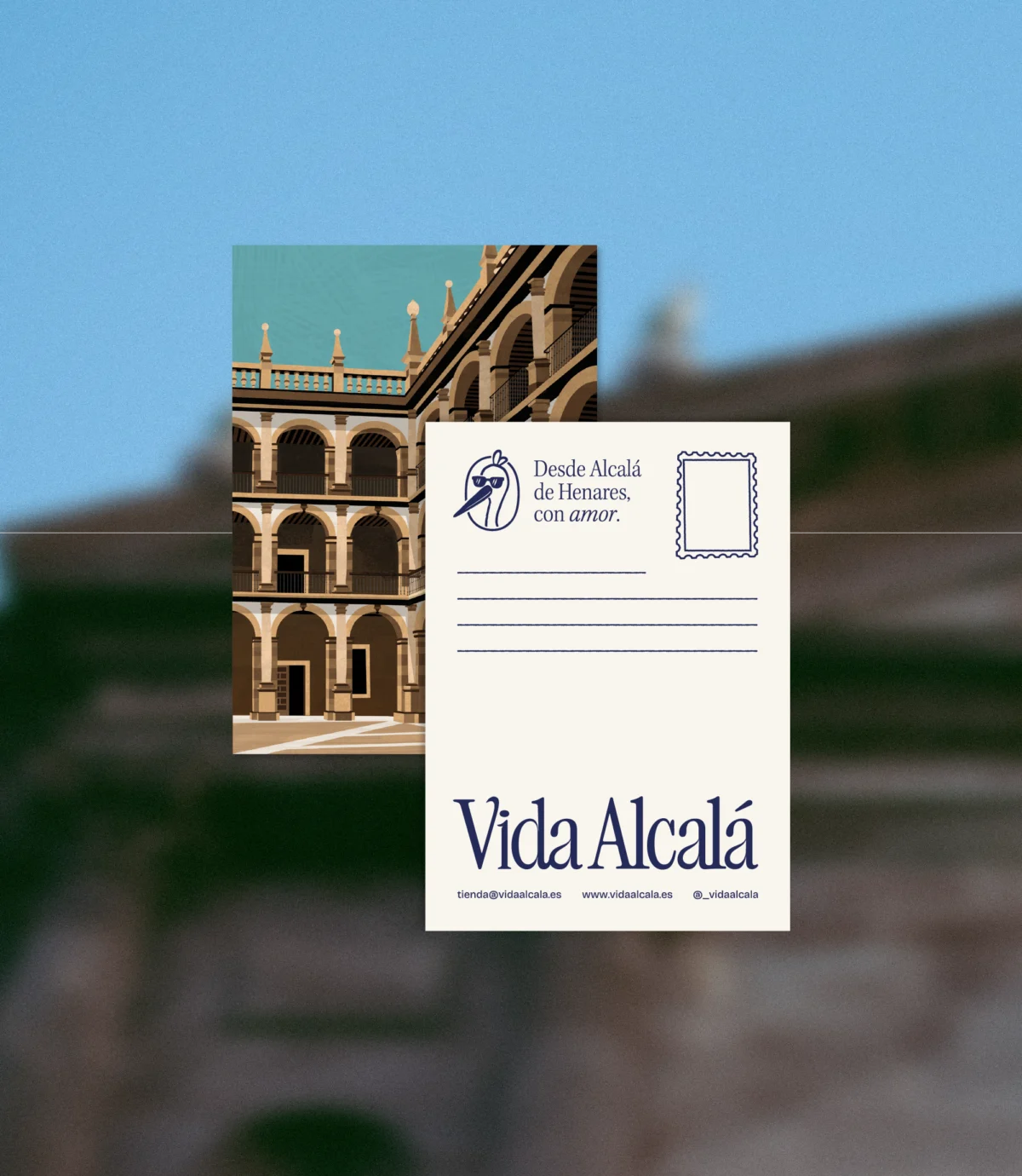 Captura la majestuosidad del patio renacentista de Alcalá con esta elegante postal. ____________