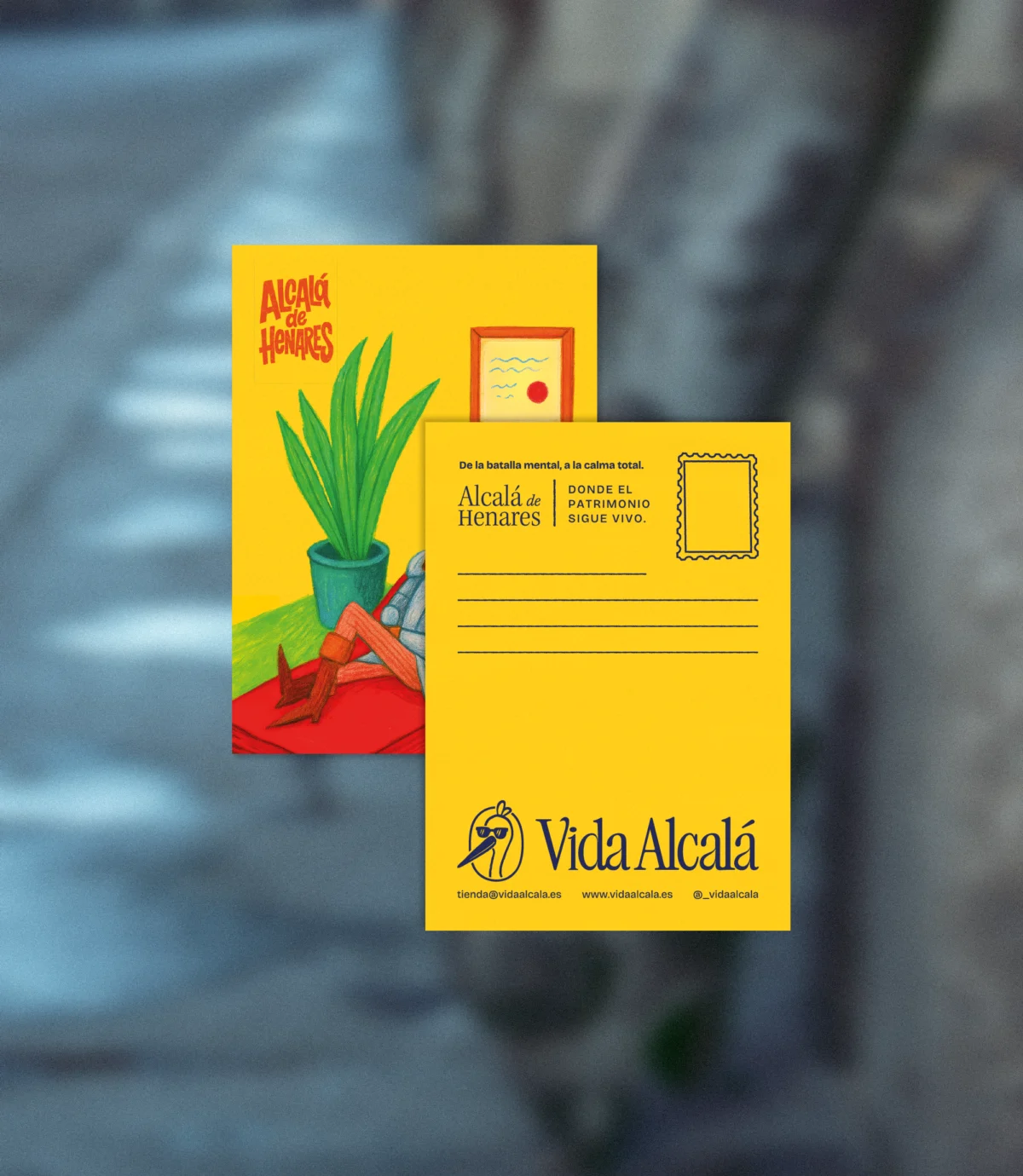 Postal en papel ilustrada con un diseño colorido de Alcalá de Henares ____________