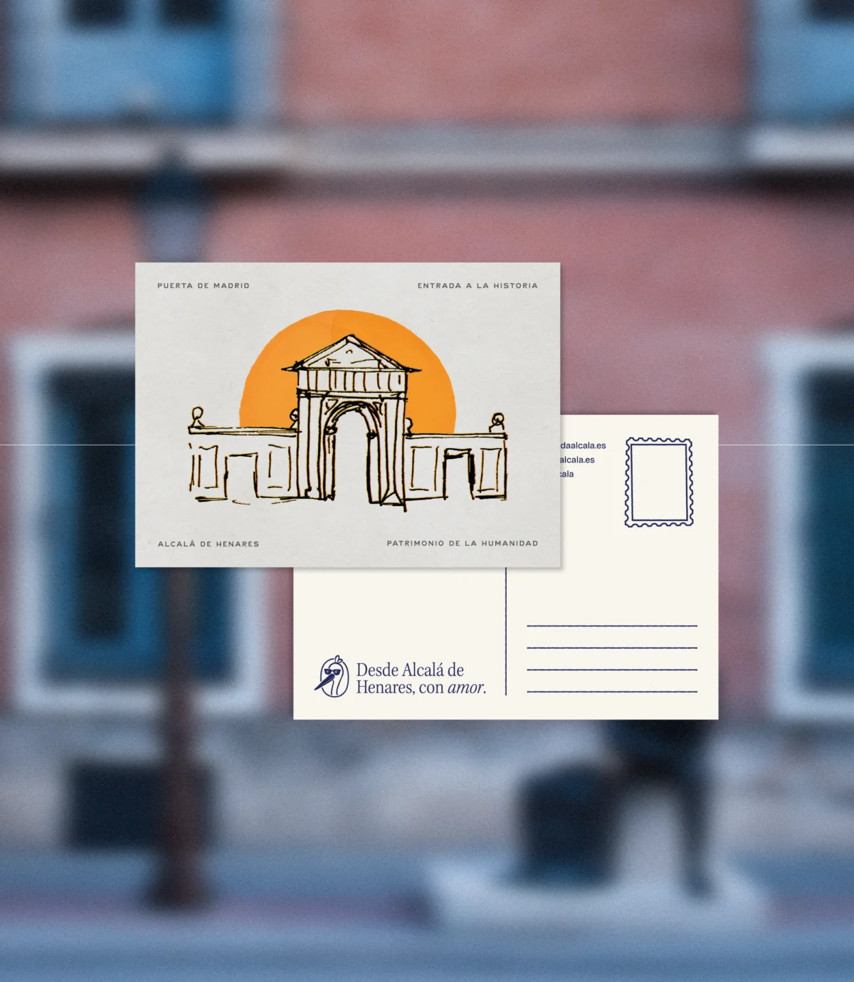 Postal de artístico dibujo lineal de la Puerta de Madrid con fondo naranja; espacio en el reverso para tu mensaje.