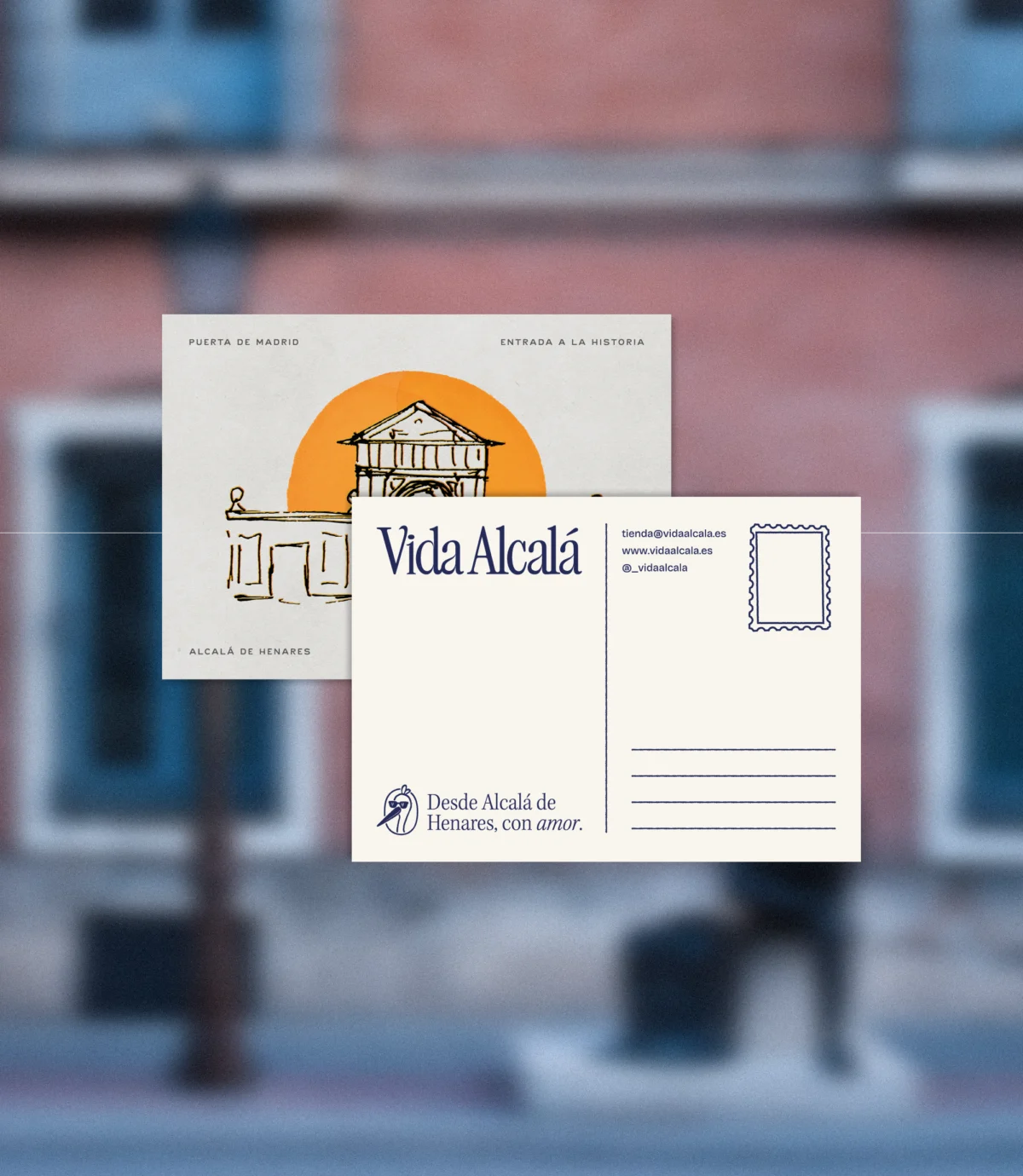 Postal de artístico dibujo lineal de la Puerta de Madrid con fondo naranja; espacio en el reverso para tu mensaje.