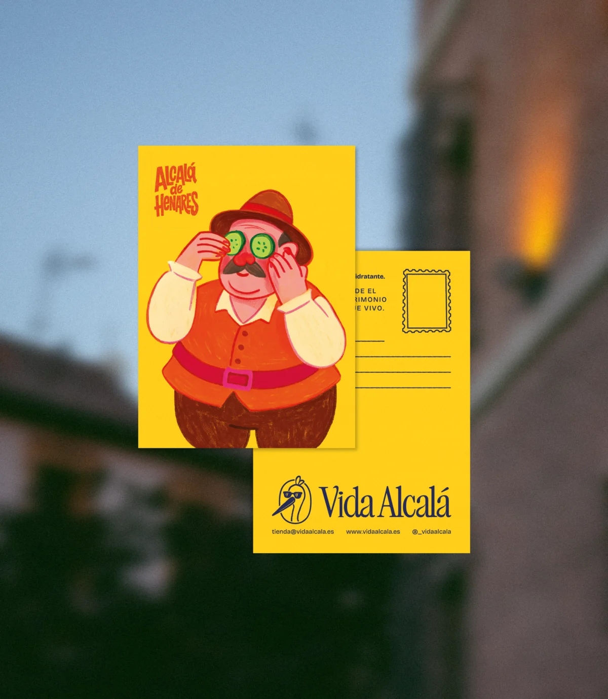 Postal ilustrada en vibrante amarillo, inspirada en Alcalá de Henares, ideal para tus recuerdos y mensajes personales. _____
