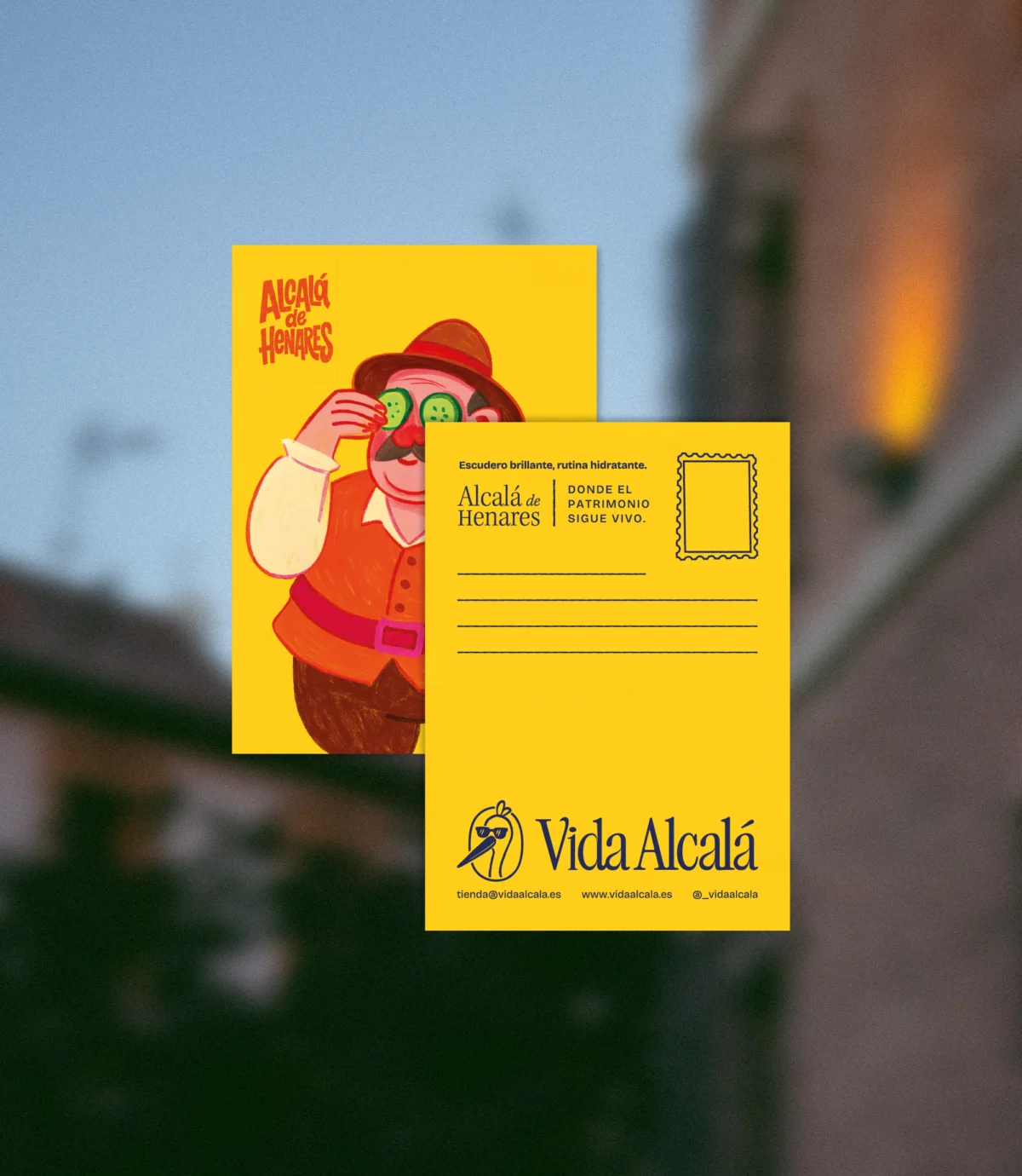 Postal ilustrada en vibrante amarillo, inspirada en Alcalá de Henares, ideal para tus recuerdos y mensajes personales. _____