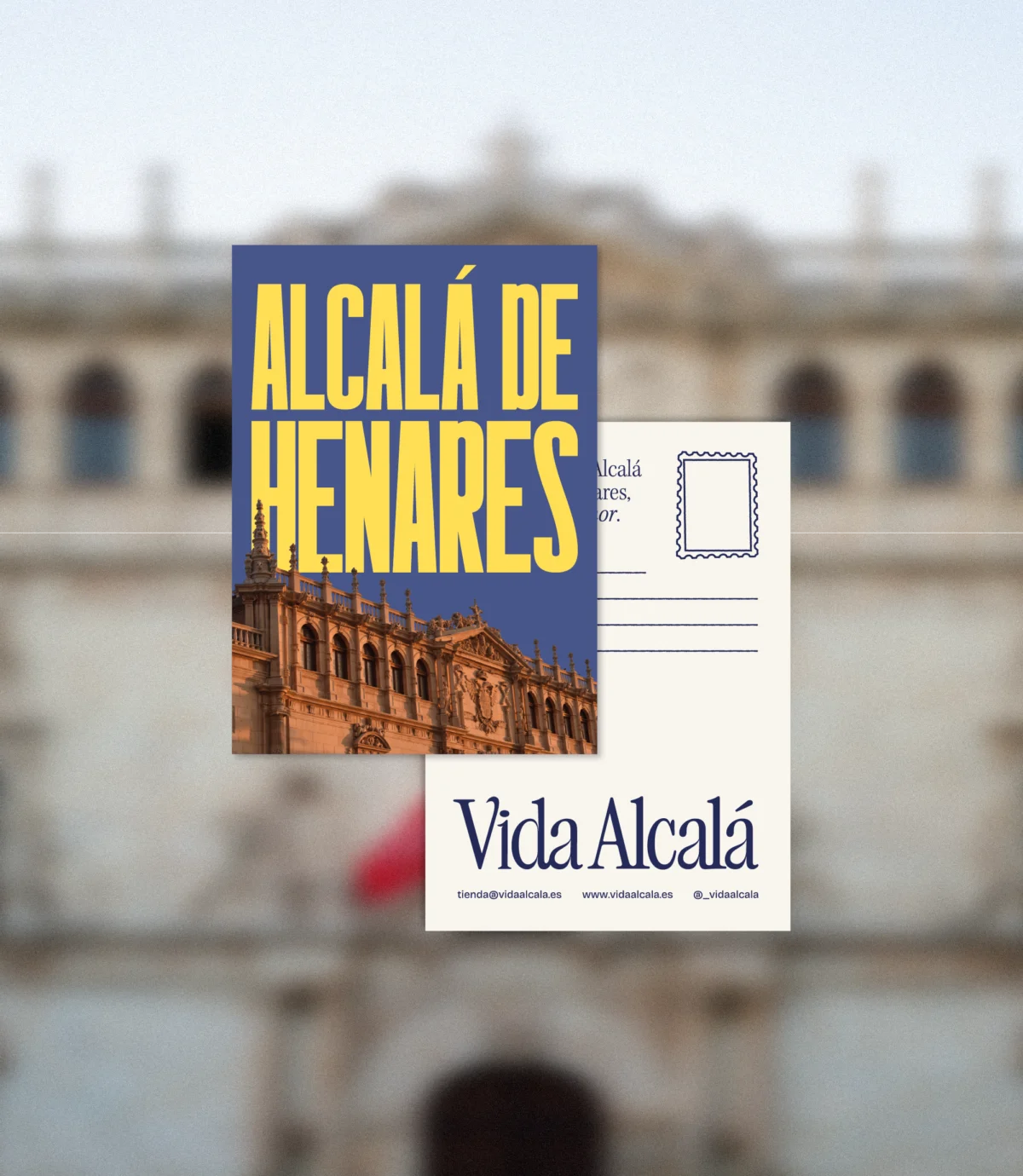 Postal ilustrada de la emblemática Universidad de Alcalá en vibrantes tonos azul y ocre, perfecta para evocar recuerdos únicos. _____