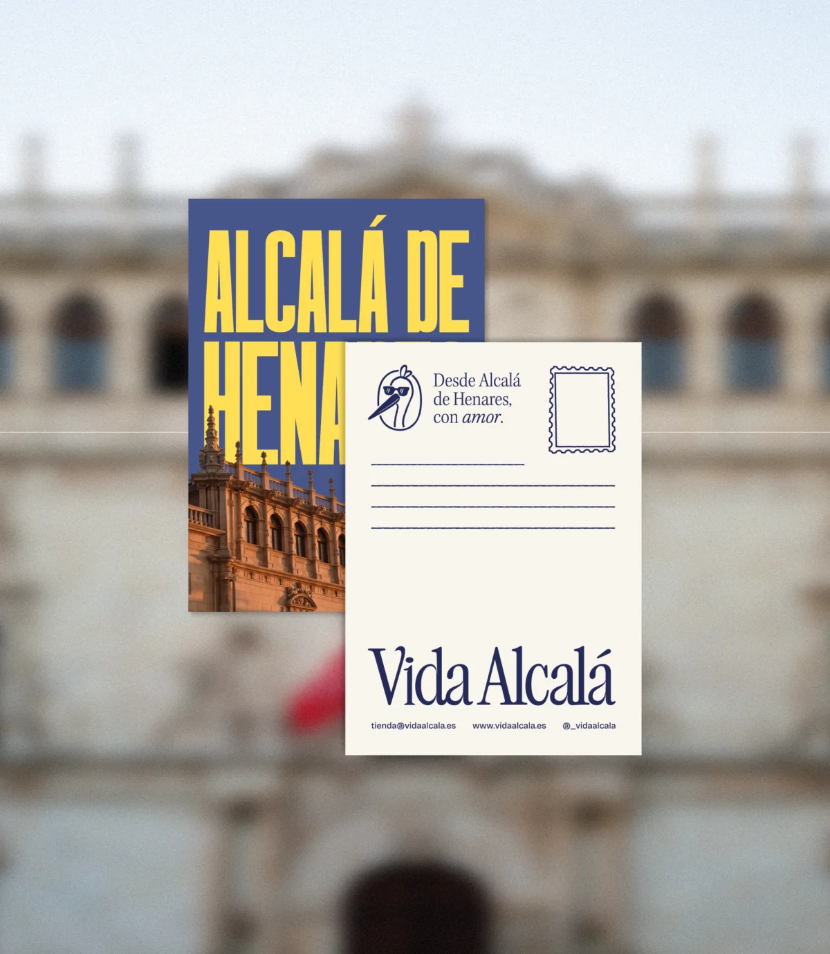 Postal ilustrada de la emblemática Universidad de Alcalá en vibrantes tonos azul y ocre, perfecta para evocar recuerdos únicos. _____
