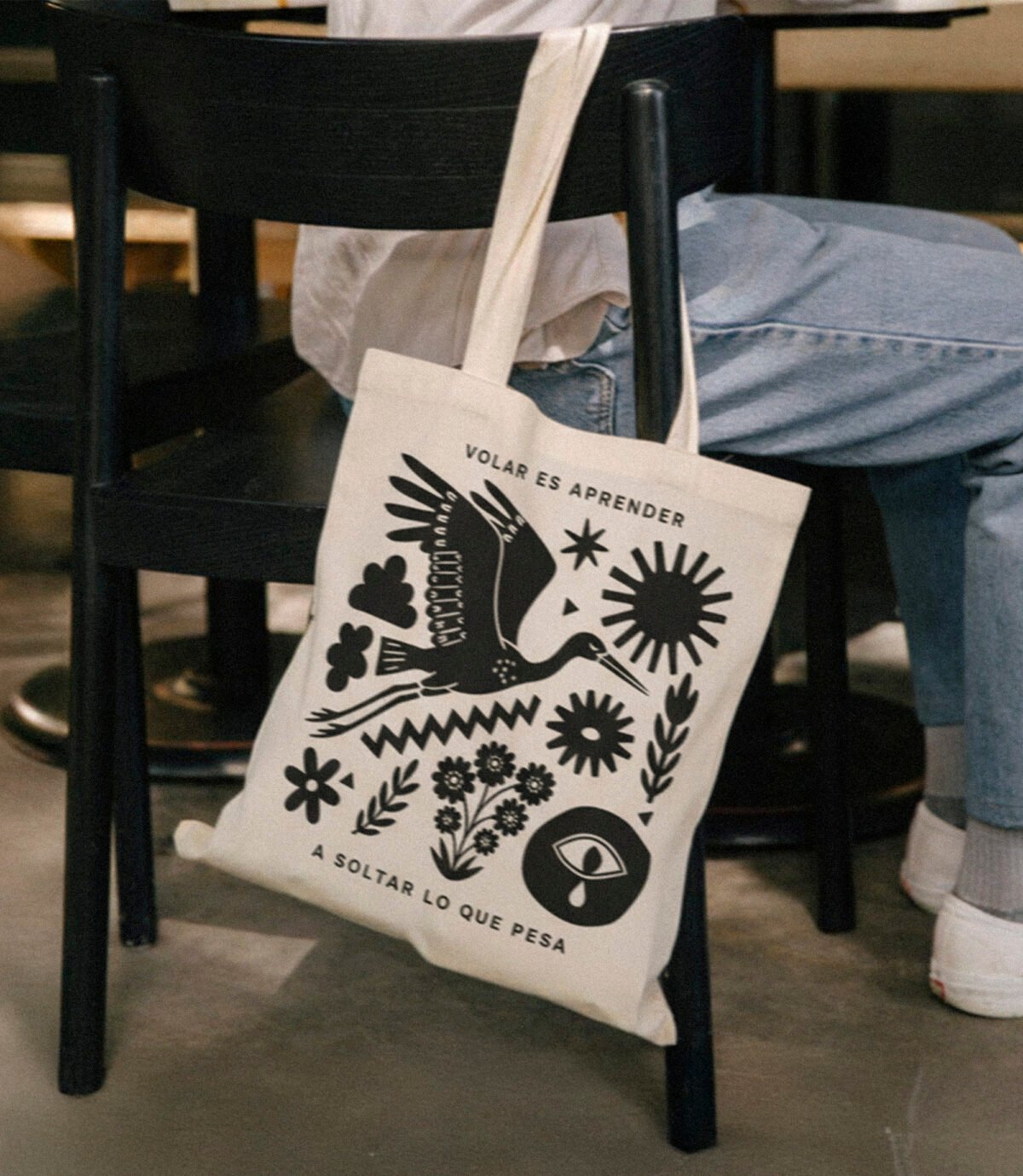 Volar es aprender a soltar lo que pesa – Tote Bag