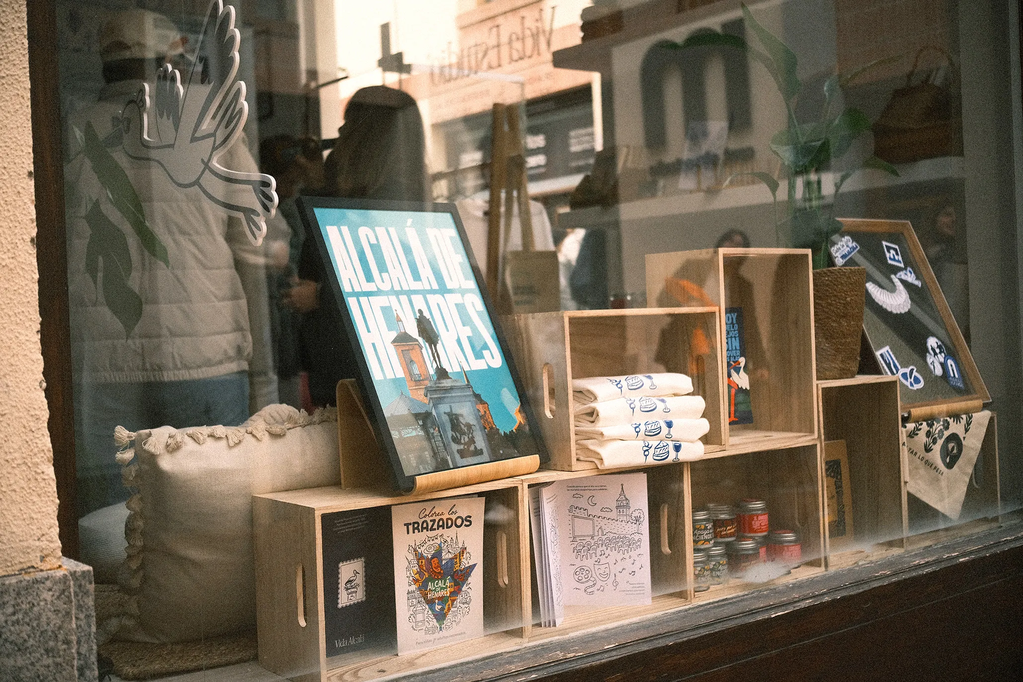 Escaparate de Vida Alcalá, tienda de souvenirs y regalos de diseño en el centro histórico de Alcalá de Henares.
